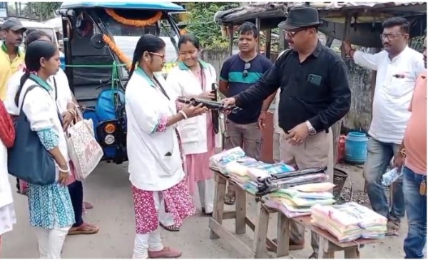 सफाई कर्मचारियों में बांटे गए रेनकोट और छाते