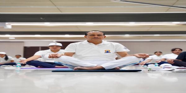 पूसा में योग सत्र में भाग लेते शिवराज सिंह चौहान