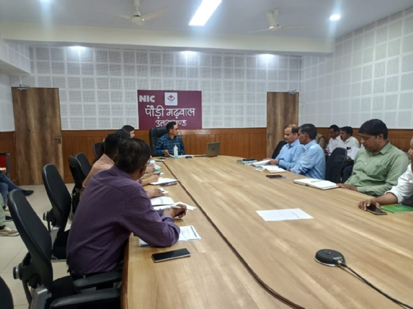 वन दरोगा परीक्षा की तैयारी बैठक लेते एडीएम वन दरोगा परीक्षा की तैयारी बैठक लेते एडीएम