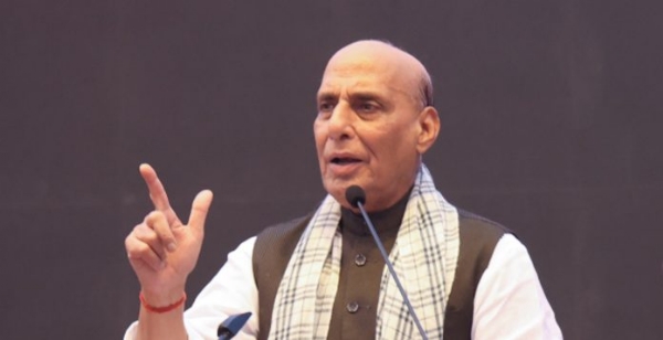 शीर्ष अधिकारियों ने जम्मू-कश्मीर में मौजूदा सुरक्षा स्थिति के बारे में रक्षा मंत्री राजनाथ सिंह को दी जानकारी