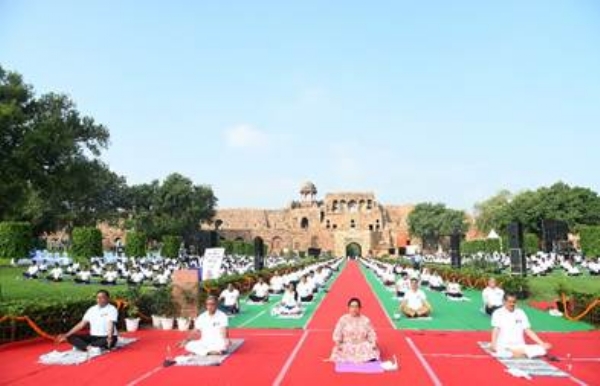 पुराने किले में योग करते हुए अधिकारी