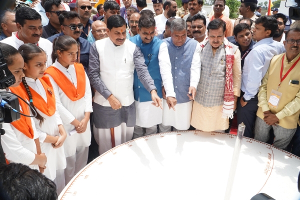मुख्यमंत्री डॉ यादव बने शिक्षक: शंकु यंत्र पर   शून्य होती परछाई को देखा और उपस्थित सभी को  समझाया