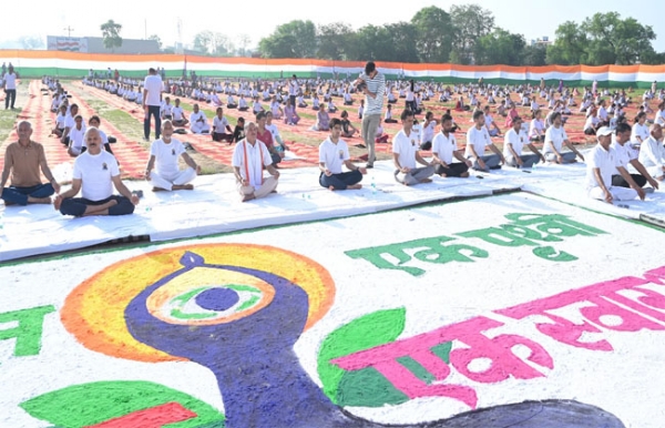 योग करते हुए विधायक लक्ष्मण सिंह यादव व अन्य।
