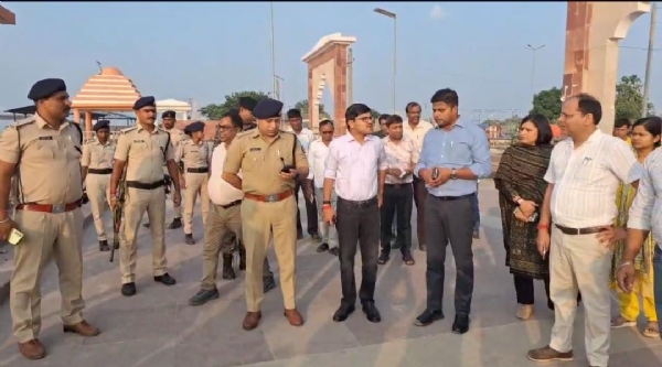 निरीक्षण करते अधिकारी