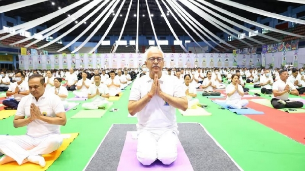 मणिपुरः अंतरराष्ट्रीय दिवस के अवसर पर योगाभ्यास सत्र में हिस्सा लेते राज्यपाल अजय कुमार भल्ला