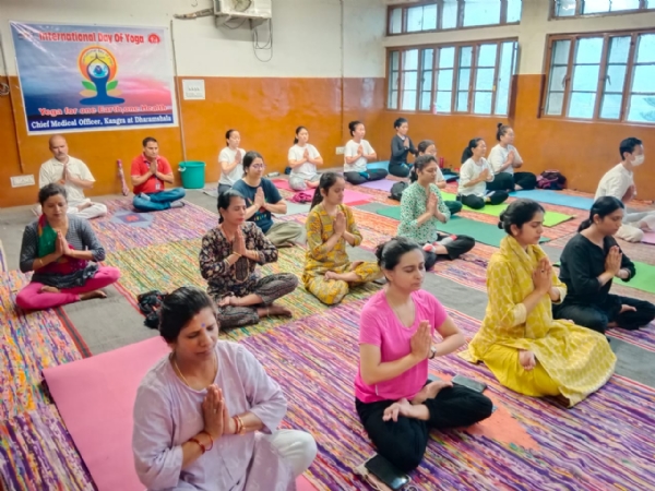 योग शिविर के दौरान यिग करते हुए अस्पताल का स्टाफ। योग शिविर के दौरान यिग करते हुए अस्पताल का स्टाफ।