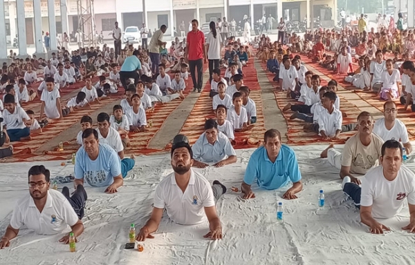 गन्नौर की नई अनाज मंडी में विधायक देवेंद्र कादियान ने योग करते हुए