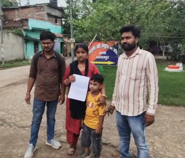 आवेदन दिखाती महिला