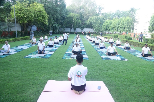 एनजीटी के अध्यक्ष न्यायमूर्ति प्रकाश श्रीवास्तव योग करते हुए एनजीटी के अध्यक्ष न्यायमूर्ति प्रकाश श्रीवास्तव योग करते हुए