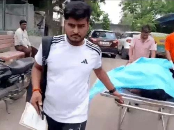 महिला को पोस्टमार्टम रूम से वापस लेकर आते परिजन