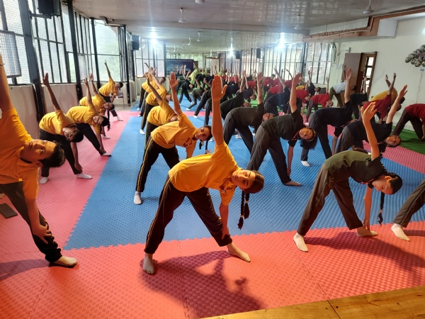 योग दिवस के अवसर पर योग करते हुए छात्र। योग दिवस के अवसर पर योग करते हुए छात्र।