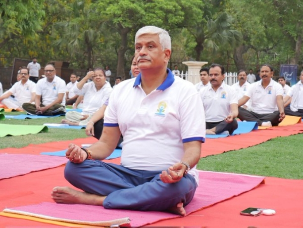 संस्कृति एवं पर्यटन मंत्री गजेंद्र सिंह शेखावत ने राजस्थान के जोधपुर में मेहरानगढ़ किले में योग करतो हुए