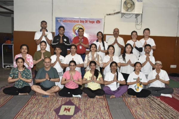 योगा करते हुए स्वास्थ्य विभाग के कर्मचारी। योगा करते हुए स्वास्थ्य विभाग के कर्मचारी।