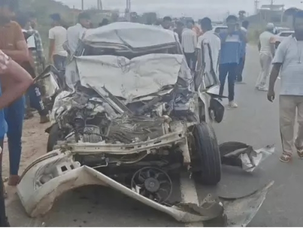 बस और दो कारों की भिड़ंत में एक परिवार के चार लोगों की मौत बस और दो कारों की भिड़ंत में एक परिवार के चार लोगों की मौत