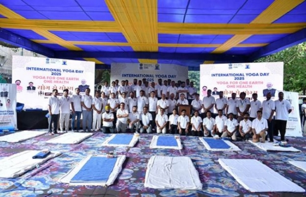अंतरराष्‍ट्रीय योग दिवस मनाते कोयला मंत्रालय के अधिकारी एवं कर्मचारी