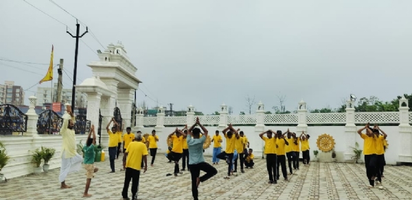 योगाभ्‍यास करते दिव्‍यांग