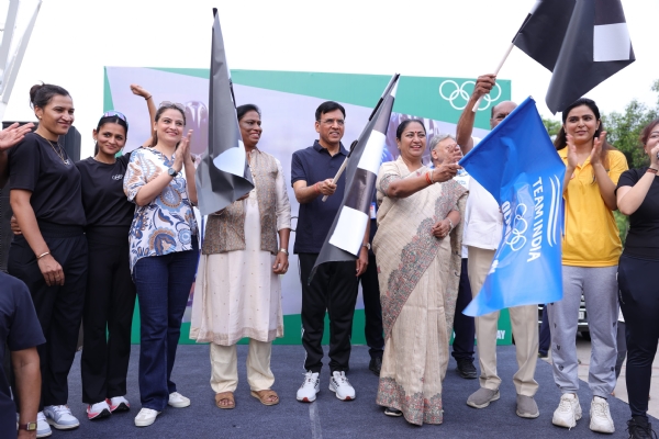 दिल्ली में ‘लेट्स मूव’ अभियान के तहत ओलंपिक दिवस पर आयोजित दौड़ को केंद्रीय मंत्री मनसुख मांडविया और राज्यसभा सदस्य एवं इंडियन ओलंपिक एसोसिएशन की अध्यक्ष पीटी ऊषा के साथ दिल्ली की मुख्यमंत्री रेखा गुप्ता झंड़ी दिखाते हुए