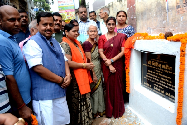 आनंदपुरी में सड़क निर्माण का शिलान्यास का उद्घाटन करते पथ निर्माण मंत्री नितिन नवीन