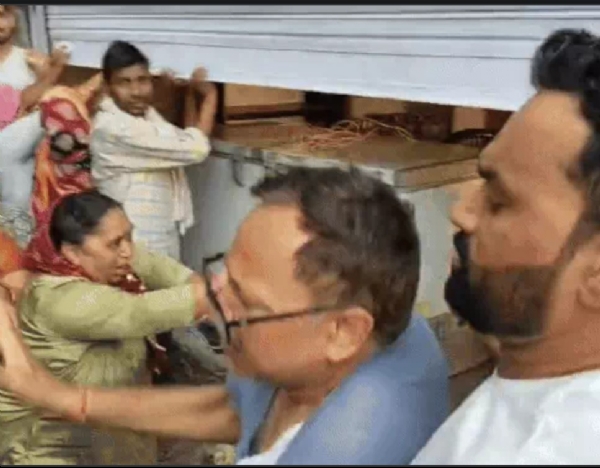 हंगामे के दौरान शराब का ठेका बंद करती महिलाएं