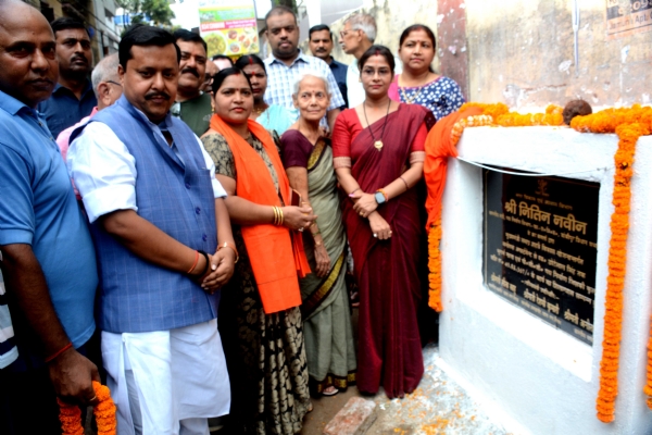 आनंदपुरी में सड़क निर्माण का शिलान्यास का उद्घाटन करते पथ निर्माण मंत्री नितिन नवीन
