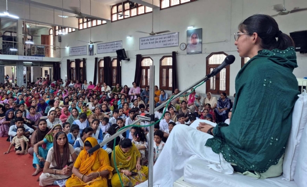 निरंकारी भवन में आयोजित बाल समागम में बच्चों को संबोधित करती समागम अध्यक्ष मीनू।