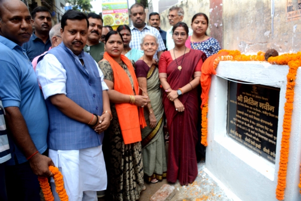 आनंदपुरी में सड़क निर्माण का शिलान्यास का उद्घाटन करते पथ निर्माण मंत्री नितिन नवीन
