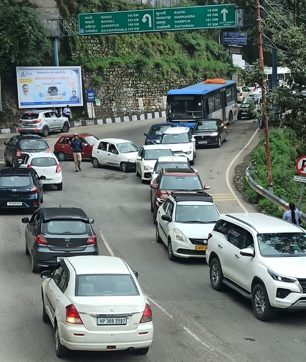 शिमला में ट्रैफिक जाम शिमला में ट्रैफिक जाम