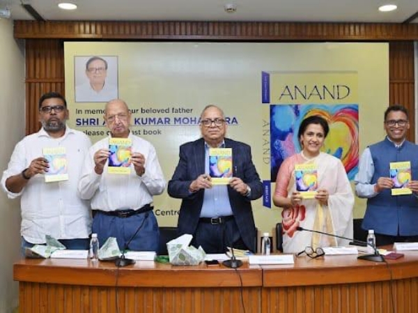 पुस्तक का विमोचन के दौरान मौजूद।