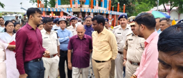 निरीक्षण करते उपायुक्त और एसएसपी