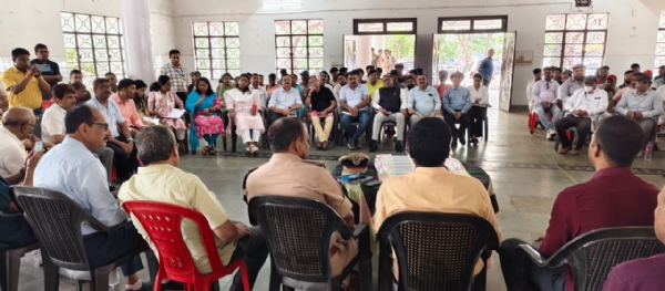 बैठक करते हुए उपायुक्त