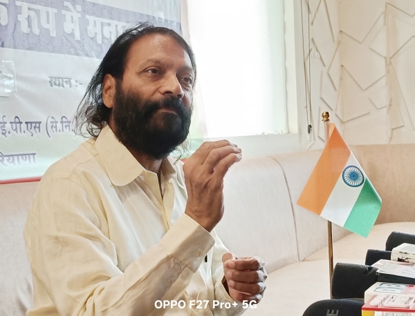 गुरुग्राम में पत्रकारों से बात करते पूर्व डीजीपी शील मधुर।