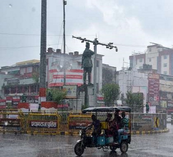 प्रयागराज में रविवार की सुबह हुई हल्की से मध्यम बारिश का प्रतीकात्मक छाया चित्र प्रयागराज में रविवार की सुबह हुई हल्की से मध्यम बारिश का प्रतीकात्मक छाया चित्र