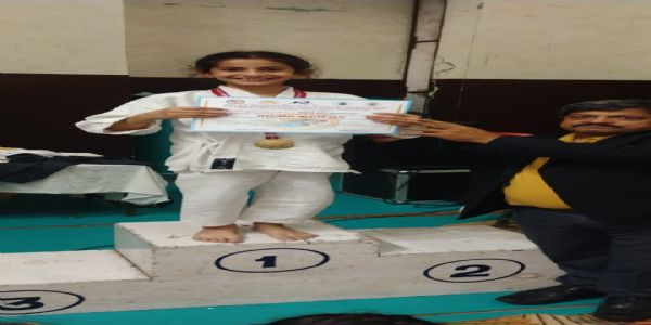 गोल्ड मैडल प्राप्त करने वाली रुद्रान्शी शर्मा।