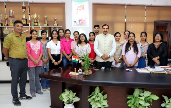 चयनित विद्यार्थियों को शुभकामनाएं देते कुलपति प्रो. नरसी राम बिश्नोई।
