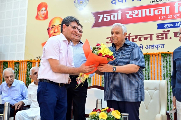 मुख्य अतिथि पद्मश्री आर्य रत्न पूनम सूरी का स्वागत करते महाविद्यालय प्राचार्य डॉ. विक्रमजीत सिंह।