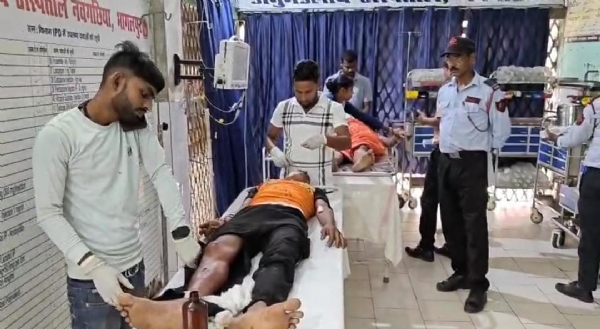 अस्पताल में इलाज कराता घायल अस्पताल में इलाज कराता घायल