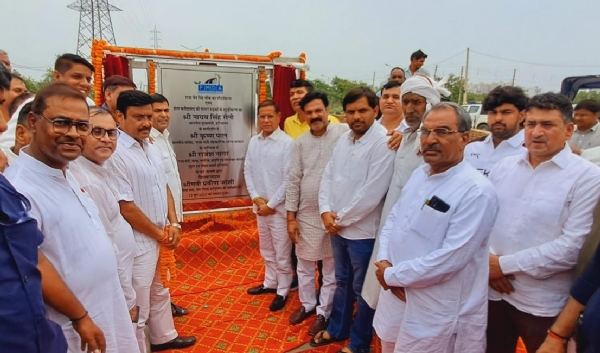 विकास कार्याे का शुभारंभ करते मंत्री राजेश नागर