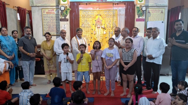 अध्यात्मिक शिविर में हनुमान चालीसा गाते हुए बच्चे।