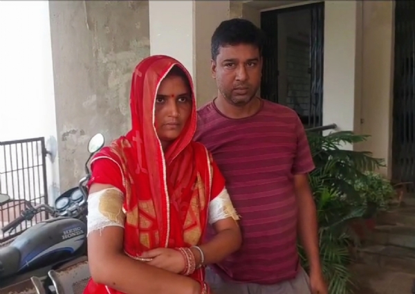 अररिया फोटो:फारबिसगंज थाना में घायल पति पत्नी अररिया फोटो:फारबिसगंज थाना में घायल पति पत्नी