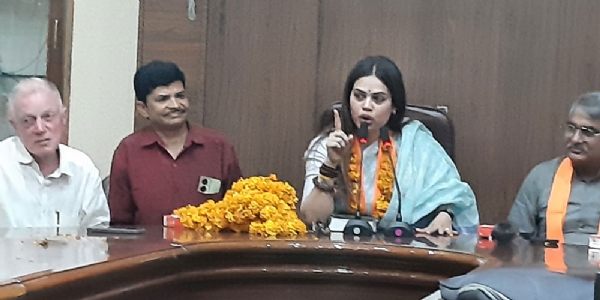 मुझे चुनाव में 22 कराेड़ लाेगाें (मुसलमानाें) के वाेट की जरुरत नहीं, नाजिया मर नहीं रही, मेरे साथ देश : नाजिया इलाही खान