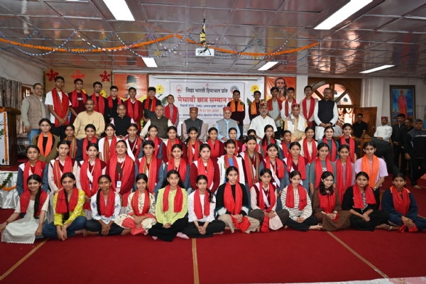 राज्यपाल स्कूली बच्चों के साथ