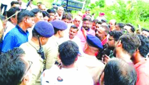 प्रदर्शनकारियों को रोके जाने पर हुआ हंगामा