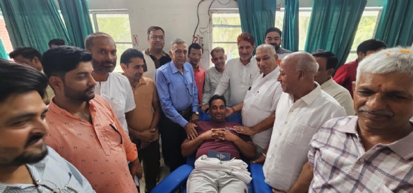 टोहाना। रक्तदाताओं को प्रोत्साहित करते सांसद सुभाष बराला। टोहाना। रक्तदाताओं को प्रोत्साहित करते सांसद सुभाष बराला।