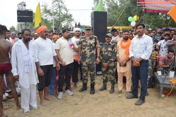 दंगल के उदघा्टन के माैके पर माैजूद मुखय अतिथि आर अनय लाेग् दंगल के उदघा्टन के माैके पर माैजूद मुखय अतिथि आर अनय लाेग्