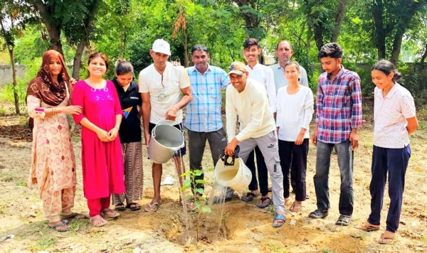 किरताान में पौधरोपण करते क्लब पदाधिकारी एवं अन्य ग्रामीण।