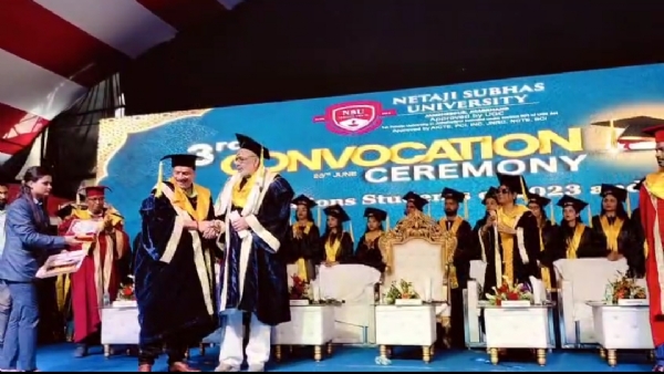 केन्द्रीय मंत्री गिरिराज सिंह ने छात्रों को दिए डिग्री पत्र केन्द्रीय मंत्री गिरिराज सिंह ने छात्रों को दिए डिग्री पत्र