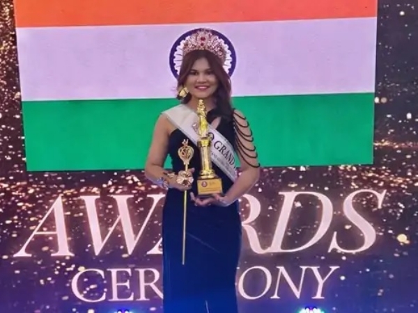 मलेशिया में मिस यूनिवर्स ग्रैंड ग्लोबल एंबेसडर अवॉर्ड जीतने के बाद कोमल। मलेशिया में मिस यूनिवर्स ग्रैंड ग्लोबल एंबेसडर अवॉर्ड जीतने के बाद कोमल।