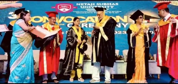 केन्द्रीय मंत्री गिरिराज सिंह छात्रों को दिए डिग्री केन्द्रीय मंत्री गिरिराज सिंह छात्रों को दिए डिग्री