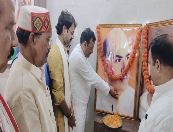 कार्यक्रम का शुभारंभ करते मुख्य अतिथि पूर्व मंत्री एवं अन्य। कार्यक्रम का शुभारंभ करते मुख्य अतिथि पूर्व मंत्री एवं अन्य।