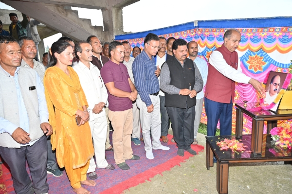 श्यामा प्रसाद मुखर्जी के चित्र पर माल्यार्पण करते हुए जयराम ठाकुर। श्यामा प्रसाद मुखर्जी के चित्र पर माल्यार्पण करते हुए जयराम ठाकुर।